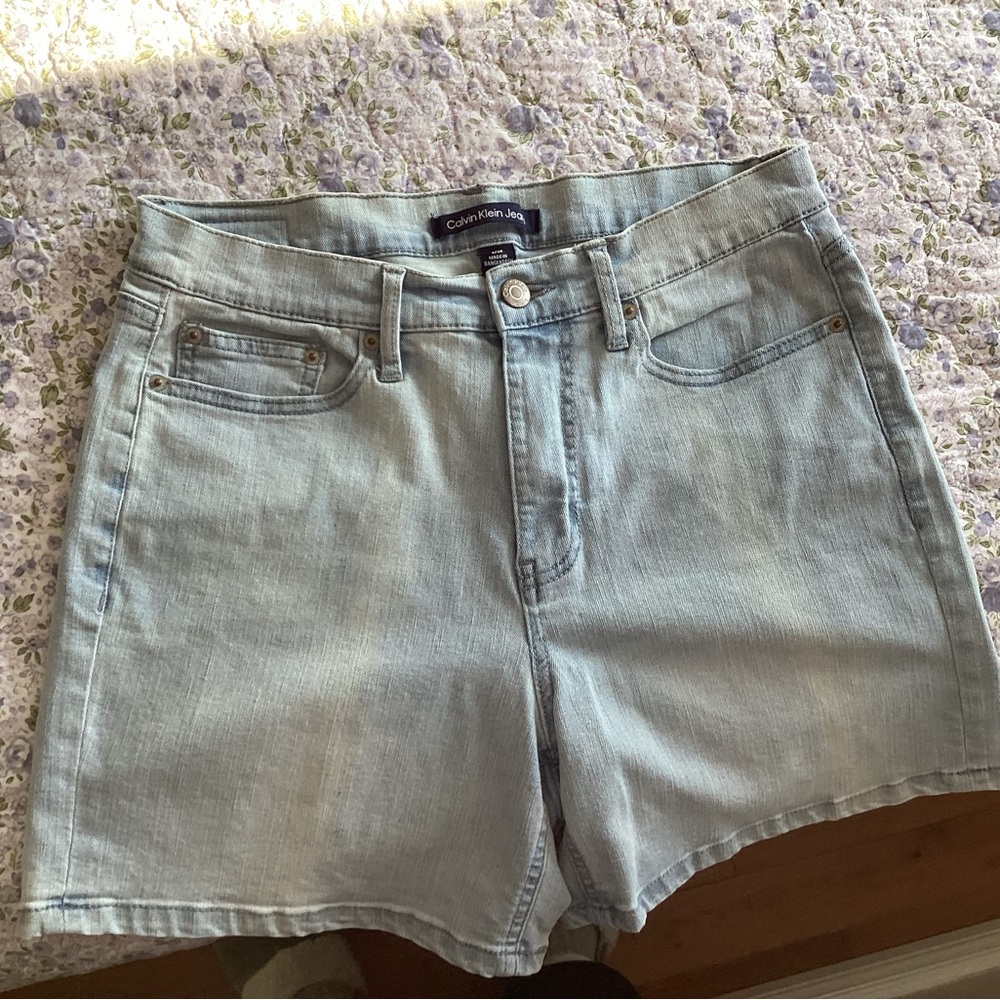 Calvin Klein Women's Light Blue Denim Shorts. Size 8.   B3